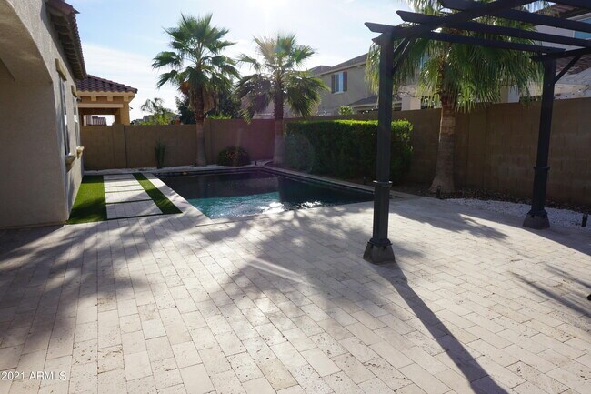 Building Photo - 4287 E Yellowstone Pl