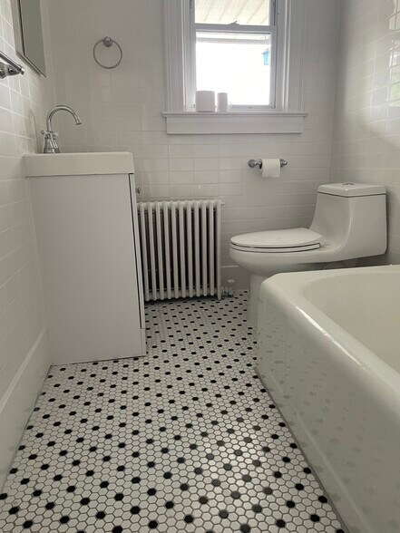 Newly renovated bathroom - 49 W Oreilly St