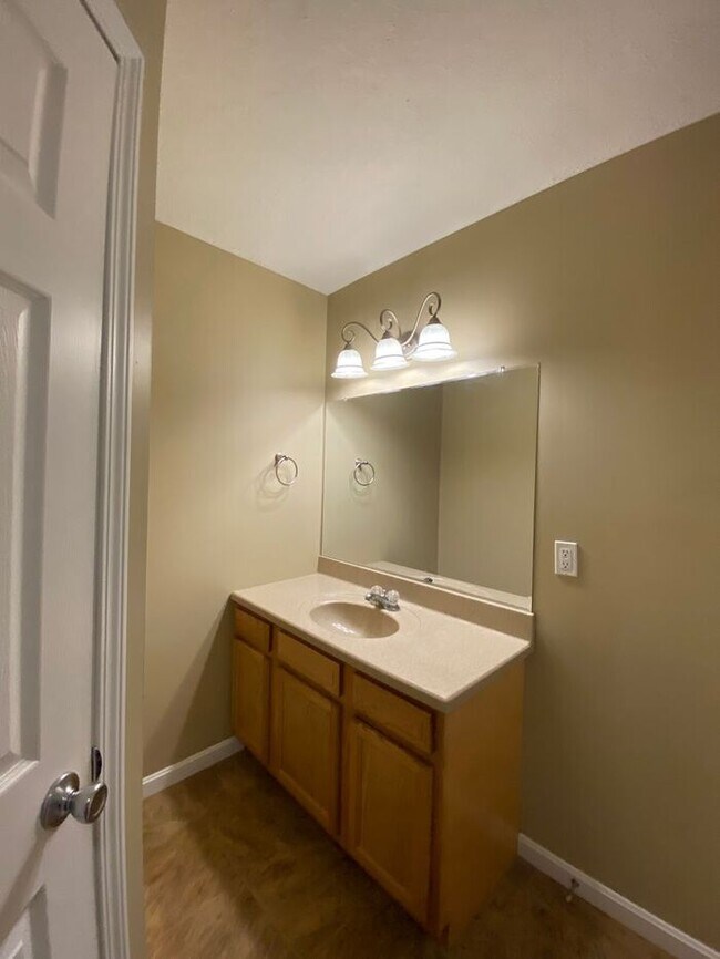 Building Photo - Open Concept 4 Bedroom Home & PETS WELCOME!!!