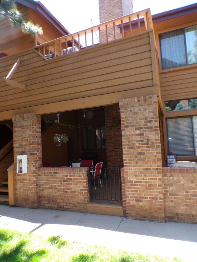 Building Photo - Wind Stream Condos - 3 Bedroom - 2 bathroo...
