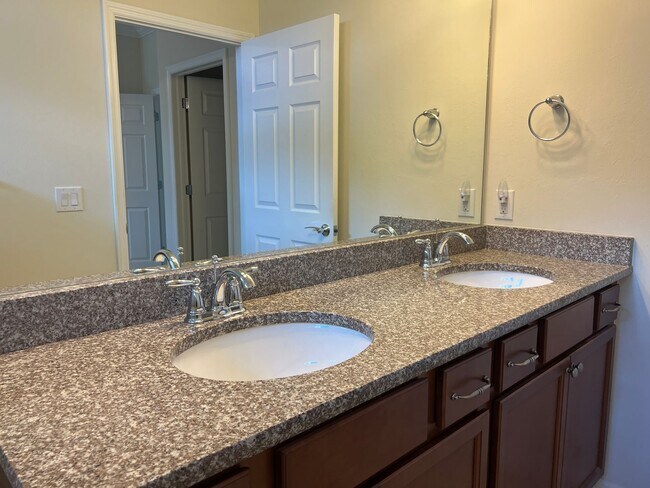 Building Photo - 2 bedroom, 2 bathroom attached villa home in Islandwalk!