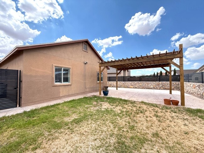 Building Photo - 3729 Loma Brisa Dr