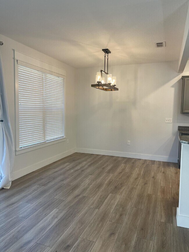 Building Photo - 3/2.5 updated townhome in gated community with 2 car garage