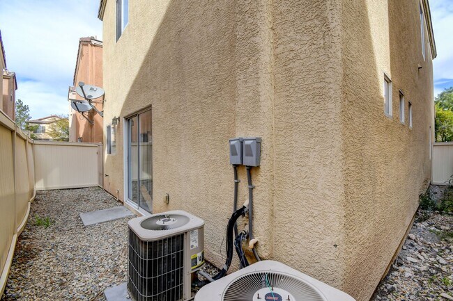 Building Photo - Great home with 4 bedrooms, 2.5 baths. New Floors Paint and Countertops.