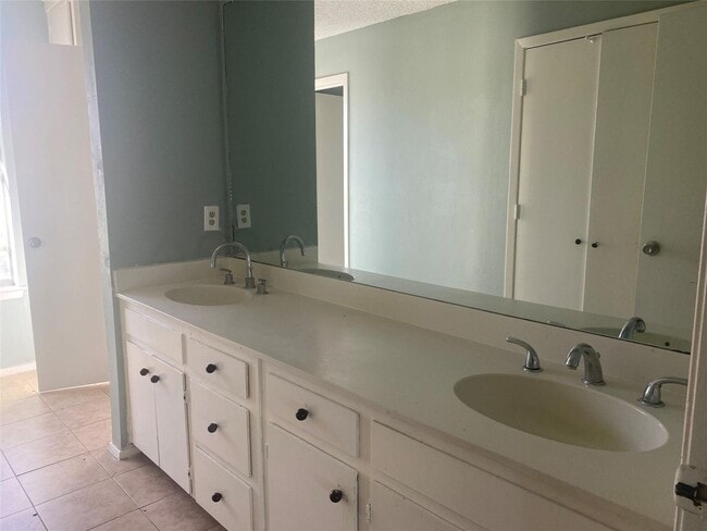 Building Photo - Townhome in Richardson ISD!!