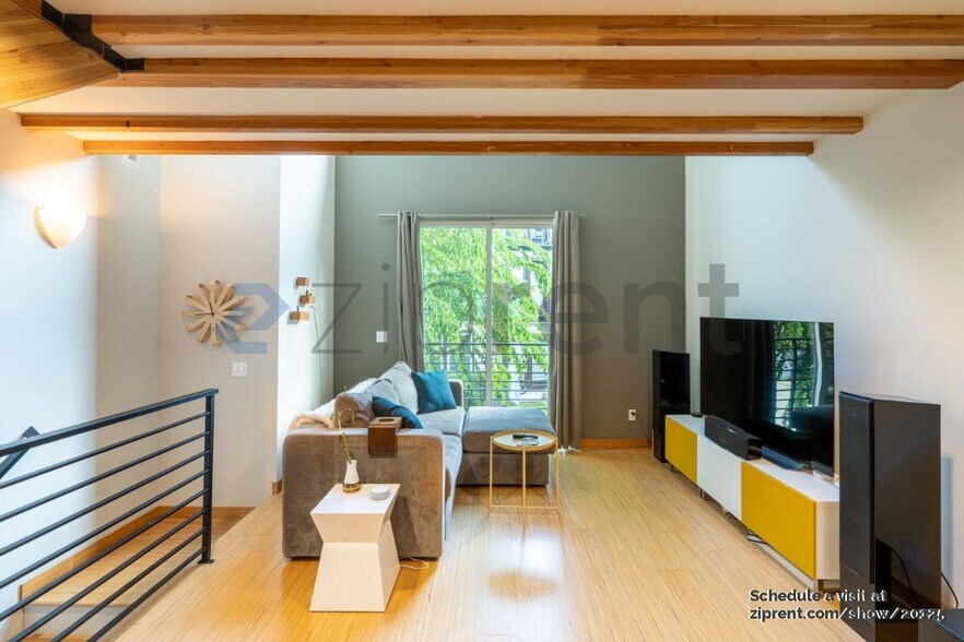 Building Photo - Unit D