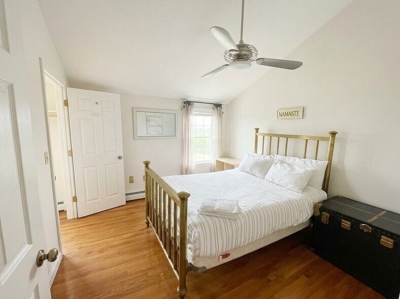 Building Photo - 14 Oak St