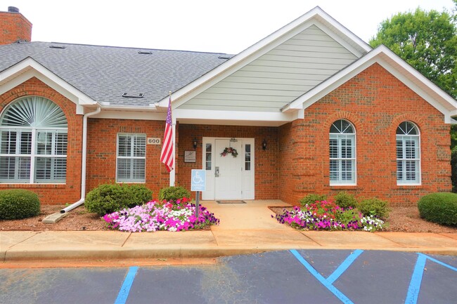 Building Photo - 303 Heritage Club Dr