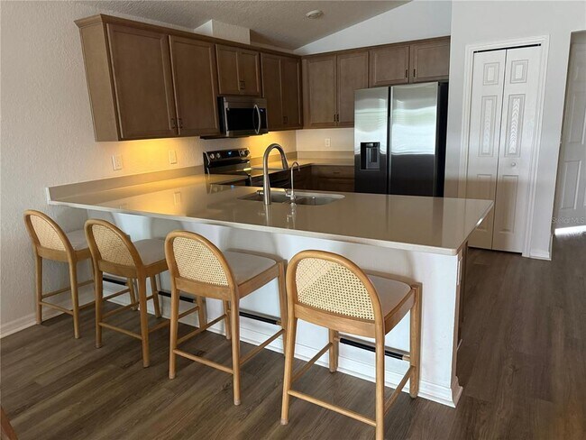 Building Photo - 319 Lily Ln