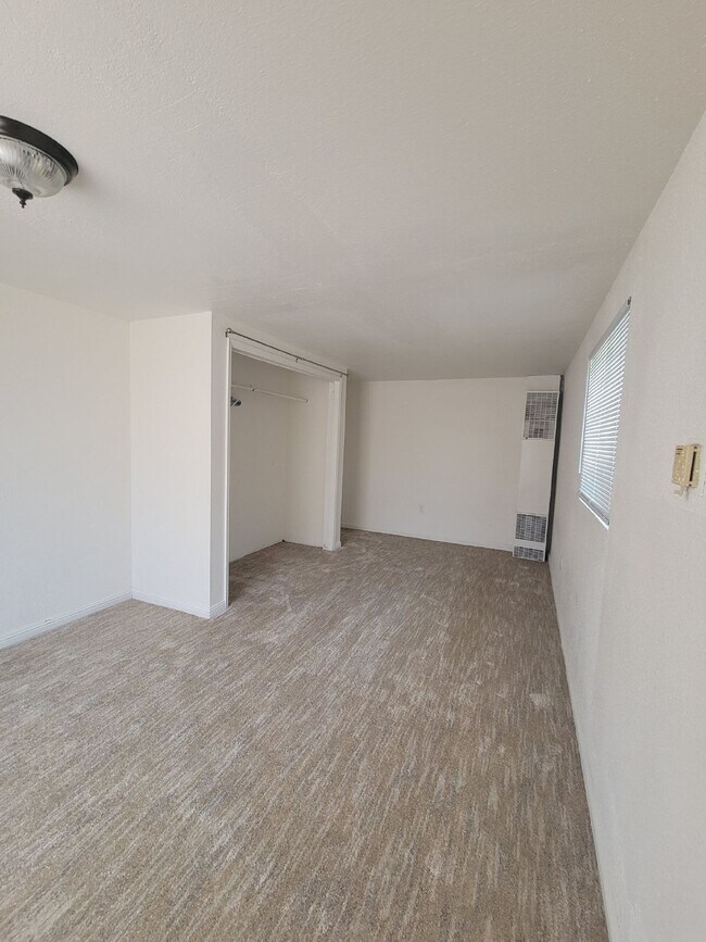 Building Photo - 3 Bedroom home conveniently located in the heart of Merced