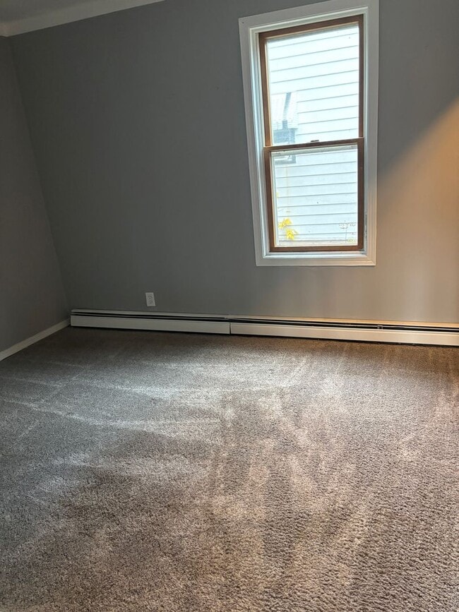 Building Photo - 2 bedroom house with garage