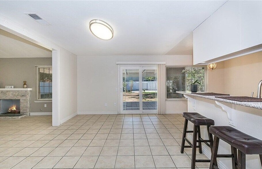 Building Photo - 13739 Sylmar Dr