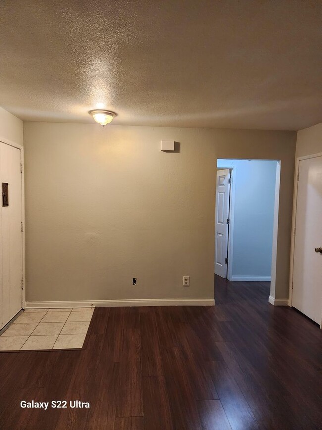 Building Photo - 2 Bedroom 1 Bathroom Apartment with 1 Car ...