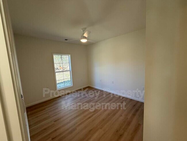 Building Photo - 405 E Chappell St