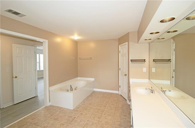 Building Photo - 8155 Cavendish Pl