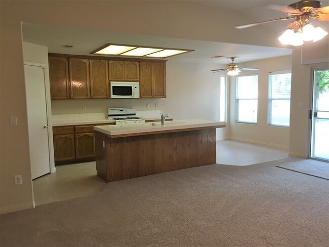 Building Photo - 5801 Roscomare St