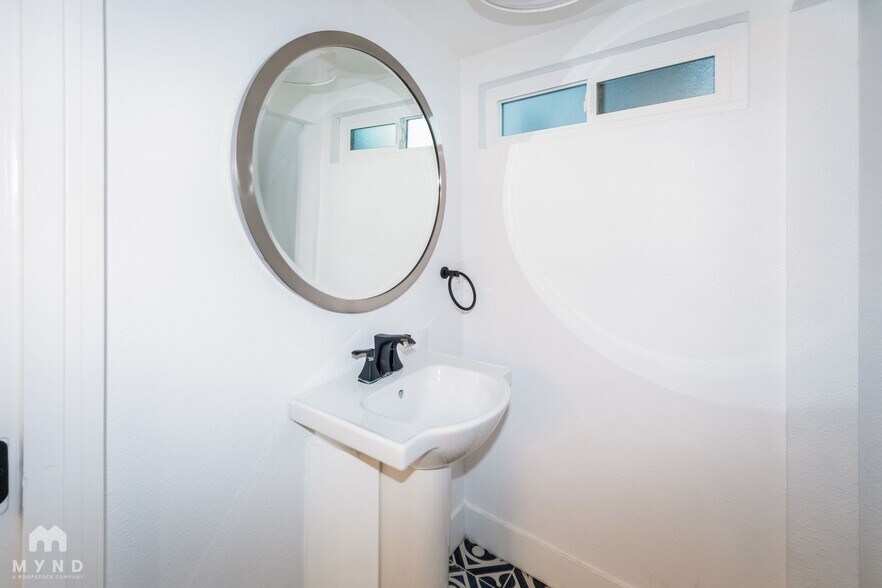 Building Photo - 13942 Mango Dr