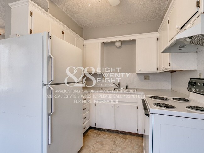 Building Photo - *COMING SOON - TOURS EST TO BEGIN 6/22/26*  2 Bed/1 Bath Tri-plex Home in Noble