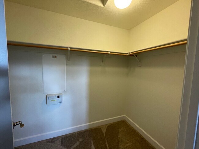 Building Photo - 3 Bedroom / 3 Bathroom in North Reno Near UNR