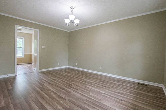 Building Photo - Pet Friendly Three Bedroom!