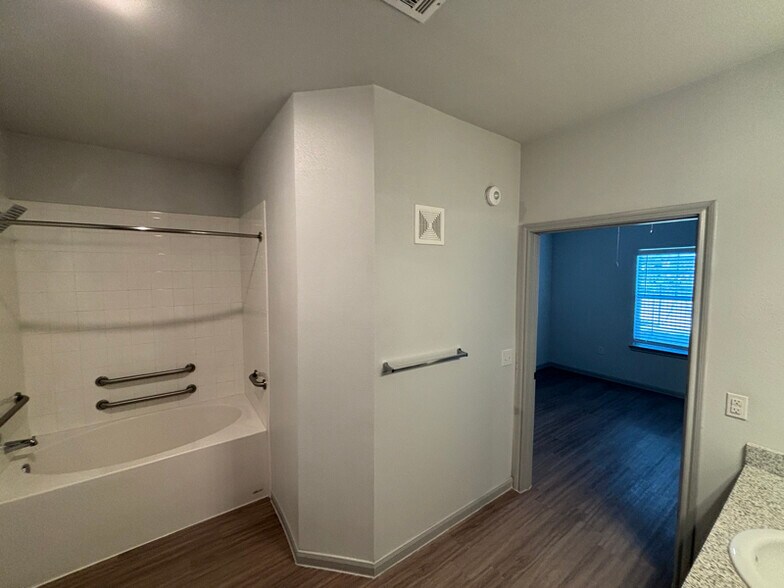 Building Photo - 950 FM2001