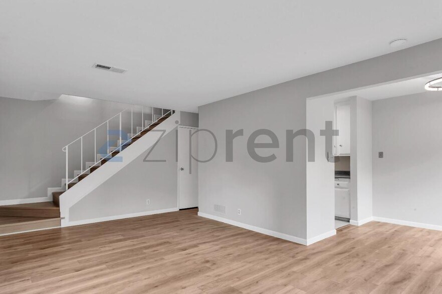 Building Photo - Unit 5