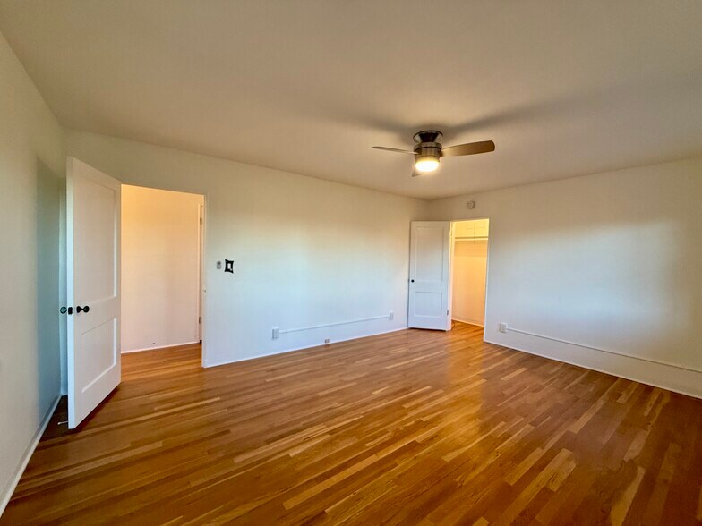 Building Photo - 5560 Village Grn