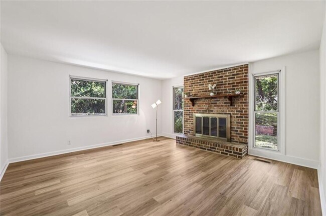Building Photo - 3705 Donaldson Dr NE
