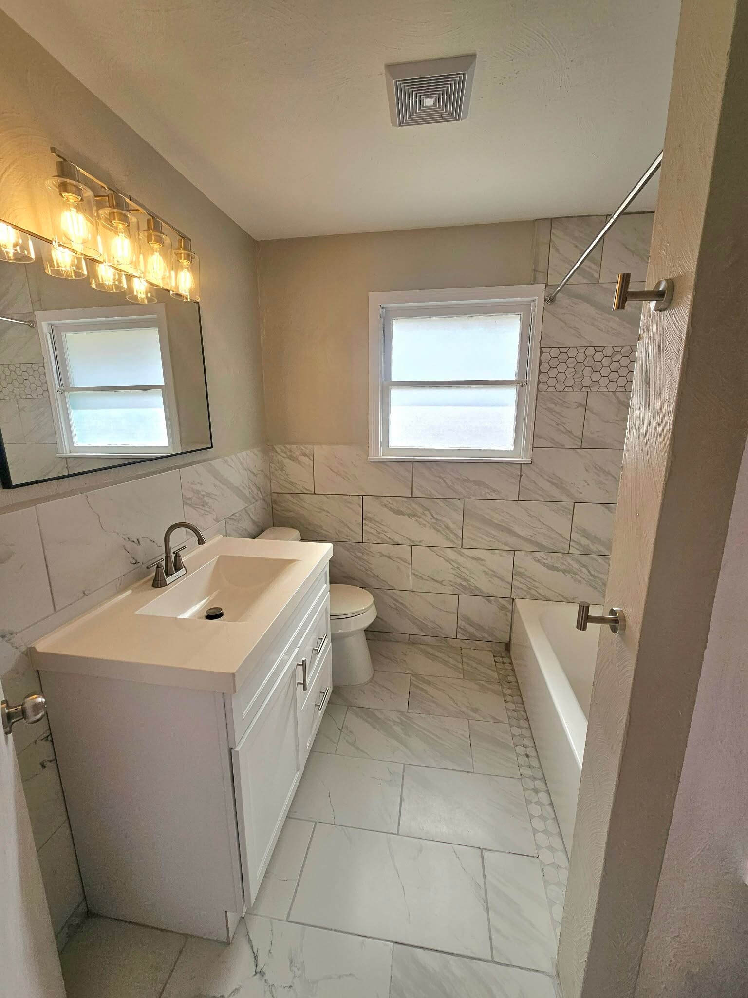 Building Photo - 513 Oakdale Dr