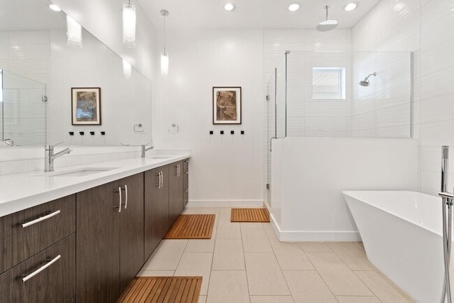 Building Photo - 4533 E Devonshire Ave