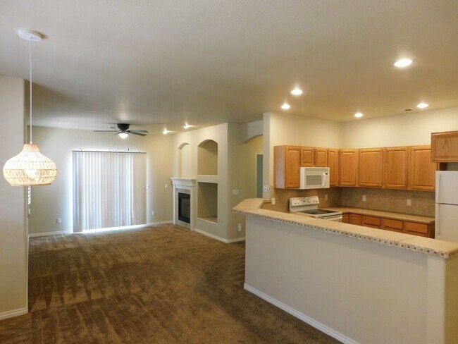 Building Photo - Spacious 2-Bed in Fountain Greens!