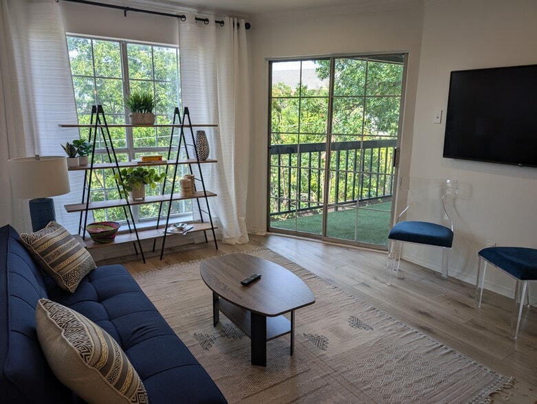 Building Photo - 18333 Roehampton Dr