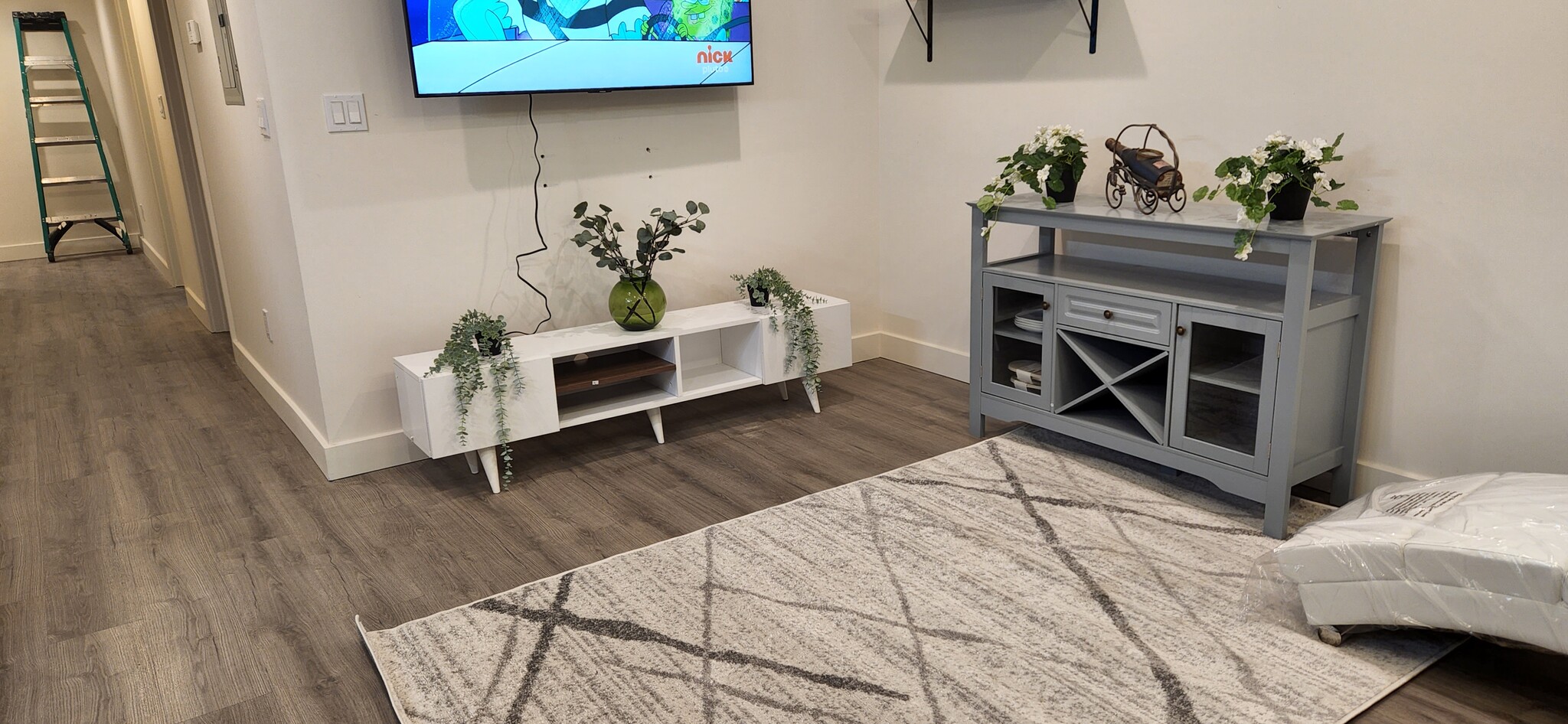 Livingroom with modern carpet and furniture - 2160 22nd Ave