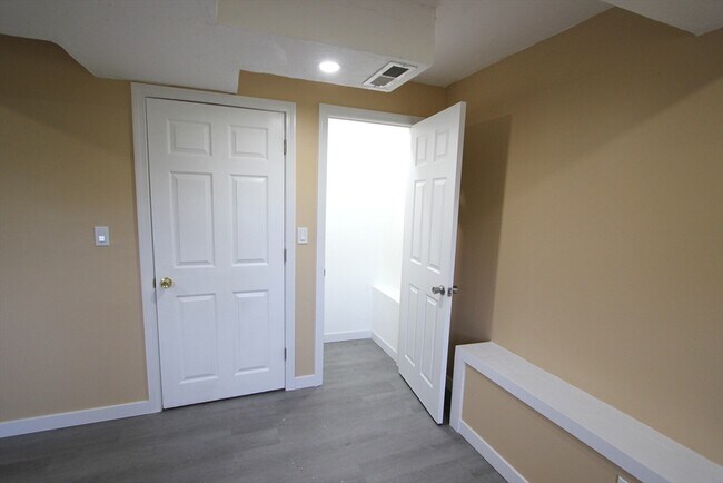 Building Photo - 322 Blackstone St