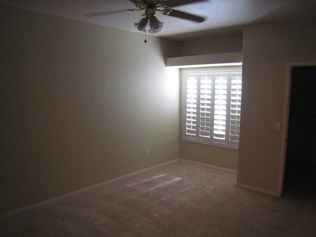 Building Photo - 2nd Story Condo in gated community close to the pool.