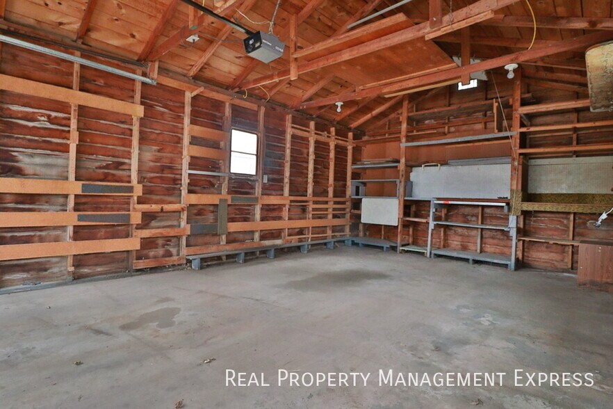 Building Photo - 3 Bedroom 1.5 Bath Near Downtown with Fenc...