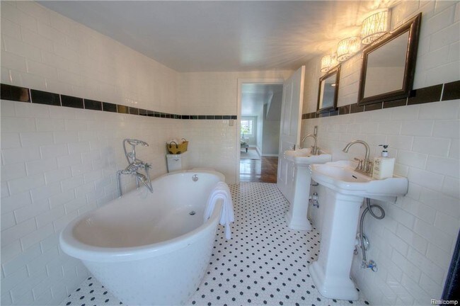 Building Photo - 22 Edison St