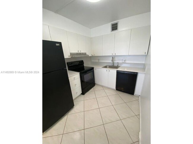 Building Photo - 13550 SW 6th Ct