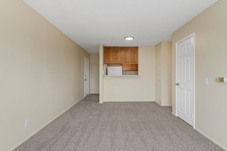 Primary Photo - 1070 Loma Ave