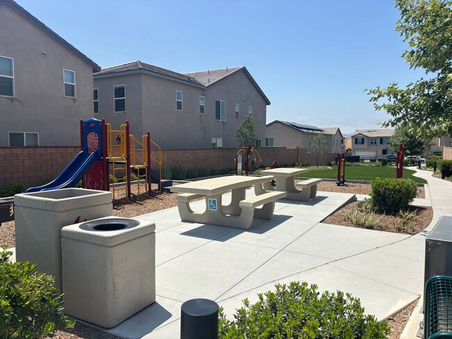 Building Photo - Modern, Energy-Efficient 3-Bedroom Lake El...