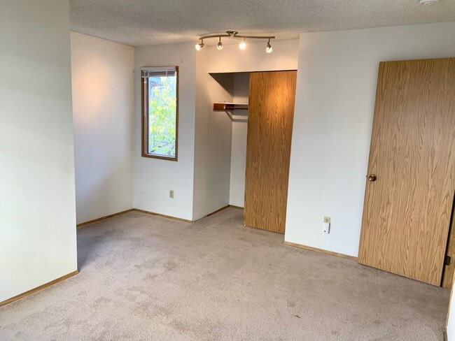 Building Photo - Spacious 2 Bedroom Condo - Located Near Seattle University