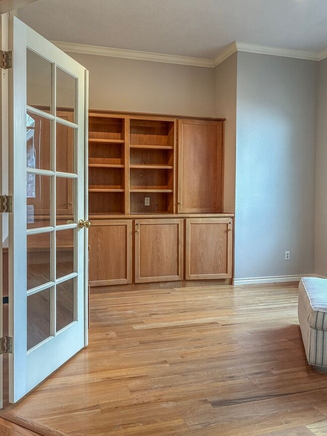 Building Photo - Arranmore 2 Bedroom with Den Available Now !