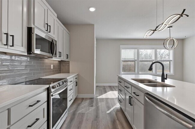 Building Photo - 3 Pickering Dr