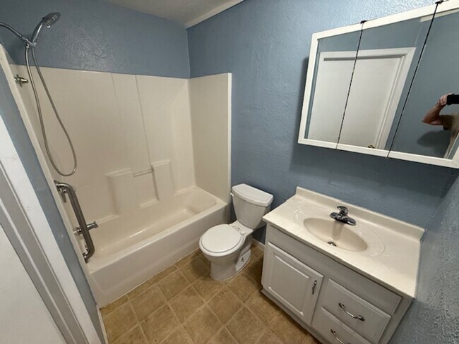 Building Photo - ONE BEDROOM HALF DUPLEX
