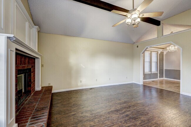 Building Photo - 3 Bed 2 Bath in OKC!