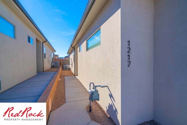 Building Photo - 2 Bedroom Fully Furnished Home In Sun River Community for 55 years and older with a firm 6 Month ...