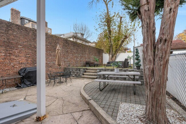 Building Photo - 68 Pine St