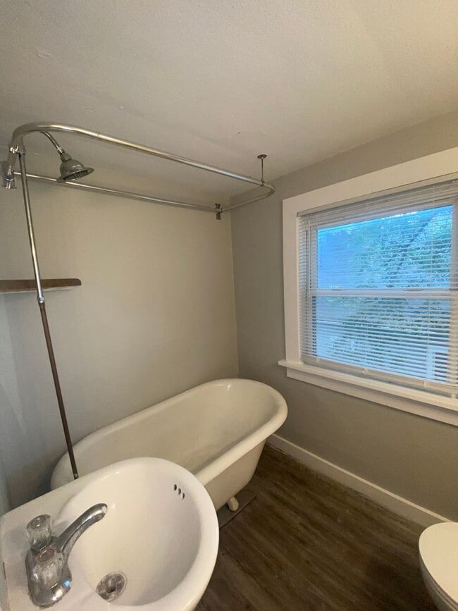 Building Photo - SW 2 bedroom home with many updates.