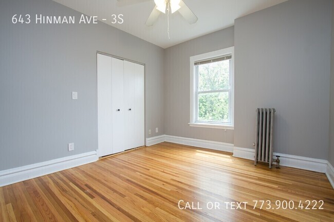 Building Photo - Spacious Updated Vintage 3 Bedroom Apartme...