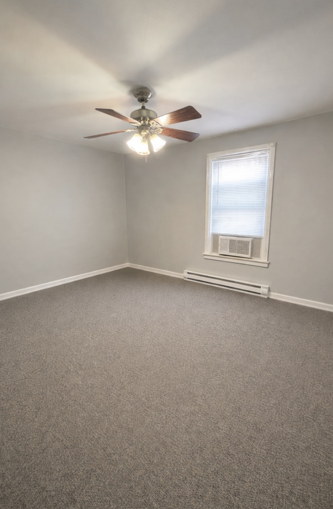 Building Photo - 502 Main St